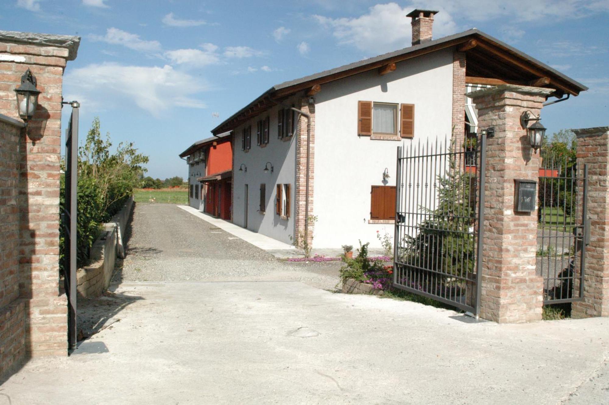 Agriturismo La Sforzata โกลเลญโญ ภายนอก รูปภาพ
